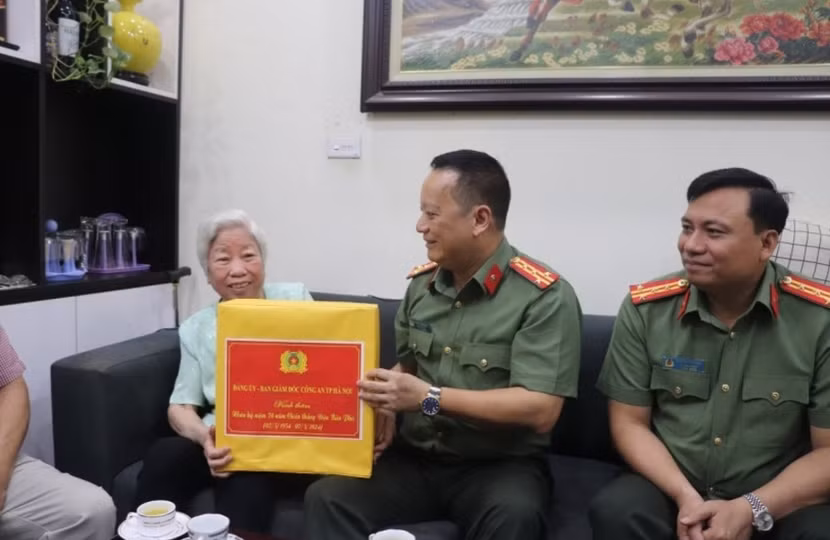 Đại tá Phạm Thanh Hùng trao quà tặng tri ân gia đình đồng chí Cao Trần Hán
