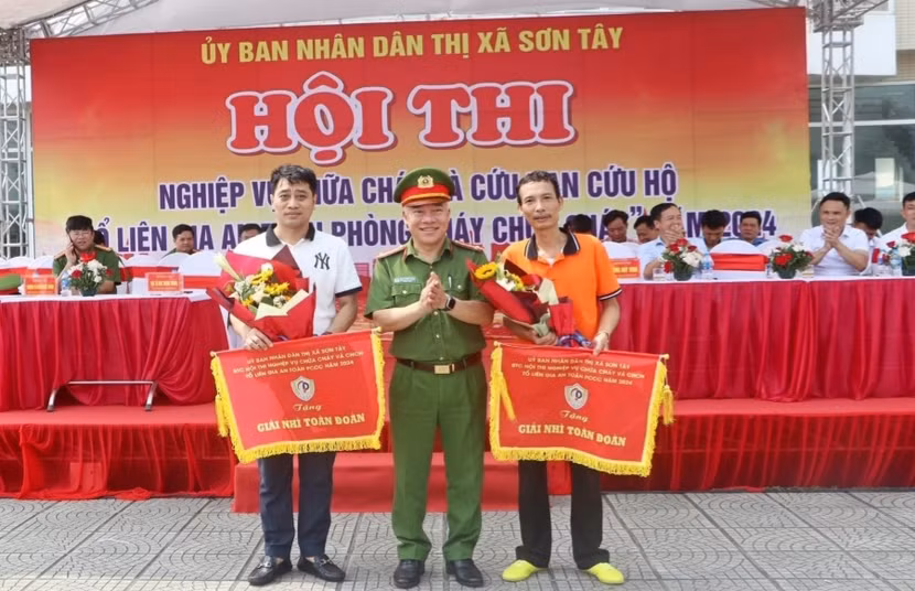 Đại tá Mai Trọng Thắng, Trưởng Công an Thị xã trao giải Nhì cho đội tuyển phường Trung Sơn Trầm và xã Đường Lâm