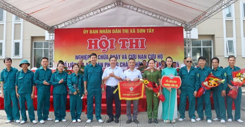 Đồng chí Phùng Huy Vinh, Phó Chủ tịch UBND thị xã Sơn Tây trao giải Nhất cho đội tuyển phường Sơn Lộc Đồng chí Phùng Huy Vinh, Phó Chủ tịch UBND thị xã Sơn Tây trao giải Nhất cho đội tuyển phường Sơn Lộc