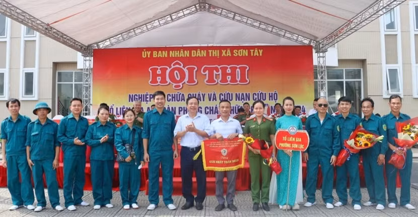 Đồng chí Phùng Huy Vinh, Phó Chủ tịch UBND thị xã Sơn Tây trao giải Nhất cho đội tuyển phường Sơn Lộc