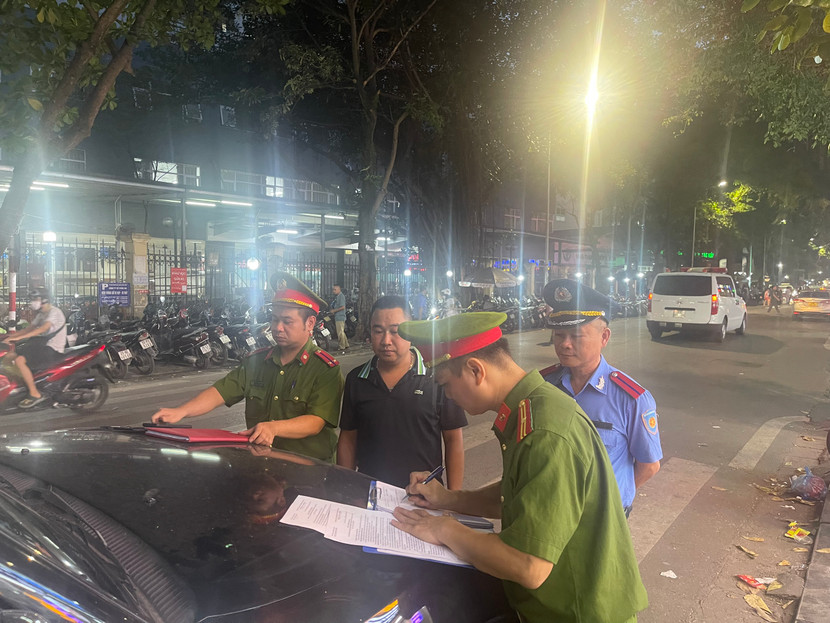 Đại diện đơn vị trông giữ phương tiện đã ký cam kết chấp hành nghiêm túc việc thu phí không dùng tiền mặt, không thu quá giá Đại diện đơn vị trông giữ phương tiện đã ký cam kết chấp hành nghiêm túc việc thu phí không dùng tiền mặt, không thu quá giá