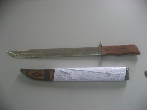 Xin đi nhờ không được, vung đoản kiếm chém xe ô tô ảnh 2