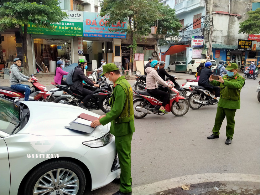 Những xe ô tô đỗ tại vị trí đường cấm đỗ, bên cạnh Công viên Tuổi trẻ, bị ghi hình, lập biên bản xử lý