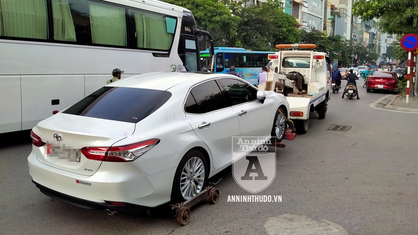 Chủ chiếc xe này không để lại số điện thoại để liên hệ. Sau khi lập biên bản, dán niêm phong, cảnh sát đã gọi dịch vụ xe cẩu để kéo xe vi phạm về bãi