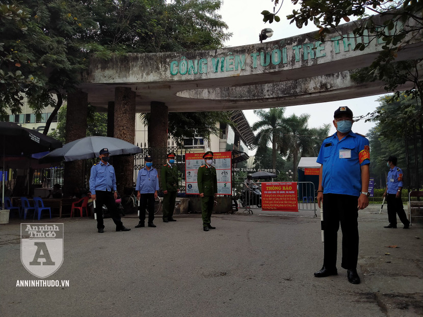 Đội Cảnh sát Giao thông, Trật tự (CAQ Hai Bà Trưng) và bảo vệ dân phố kiểm soát tại một điểm chốt