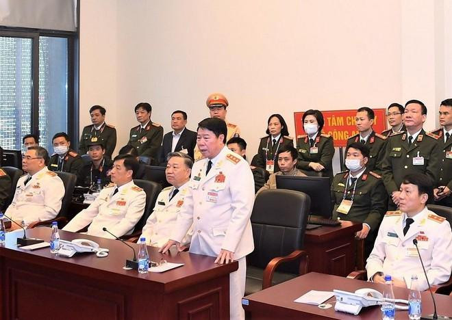 Thượng tướng Bùi Văn Nam - Ủy viên Trung ương Đảng, Thứ trưởng Bộ Công an, Trưởng Tiểu ban Tiểu ban ANTT Đại hội XIII của Đảng báo cáo với Bộ trưởng - Đại tướng Tô Lâm về tình hình, công tác đảm bảo ANTT Đại hội