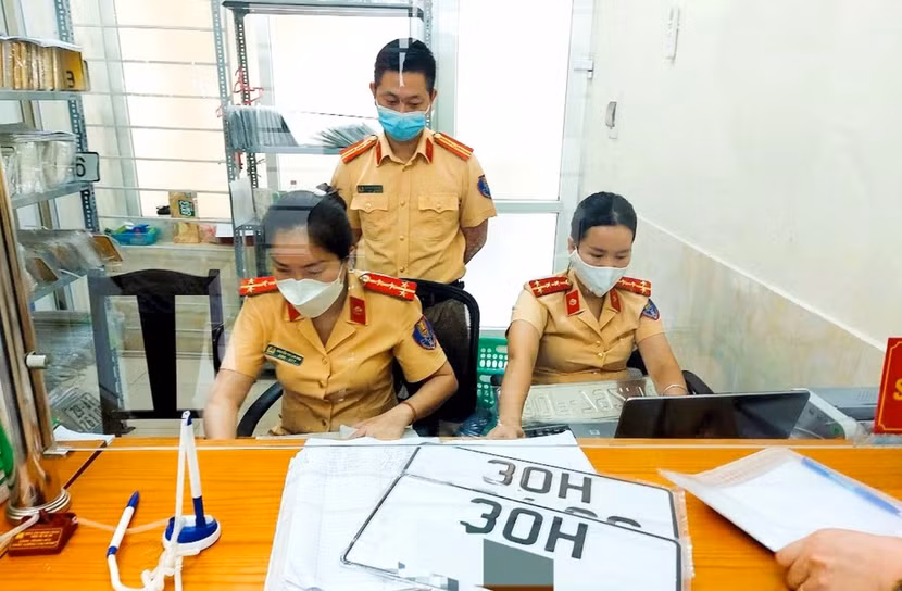 Quy định mức phí cấp biển ô tô xe máy tại Hà Nội và TP.HCM sẽ thay đổi từ 22/10 tới