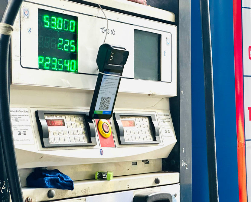 Mã QR được gắn tại 1 cây xăng giúp người dân thanh toán được thuận lợi, nhanh chóng