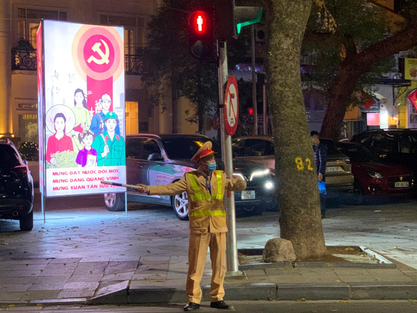 Cảnh sát giao thông Thủ đô phần luồng, đảm bảo TTATGT đêm 30 Tết Tân Sửu 2021 Cảnh sát giao thông Thủ đô phần luồng, đảm bảo TTATGT đêm 30 Tết Tân Sửu 2021