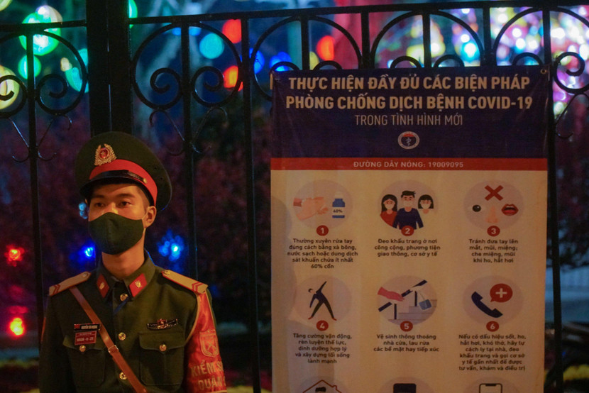 Chiến sỹ Bộ Tư lệnh Thủ đô canh gác, bảo vệ trận địa pháo hoa tại Công viên Thống Nhất Chiến sỹ Bộ Tư lệnh Thủ đô canh gác, bảo vệ trận địa pháo hoa tại Công viên Thống Nhất