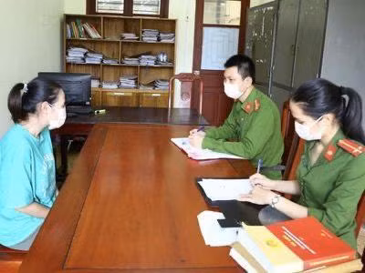 Đối tượng Hà Tú Oanh tại cơ quan công an