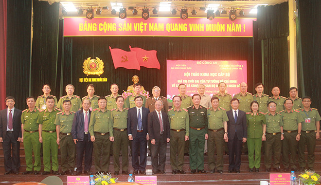 Thứ trưởng Nguyễn Văn Thành cùng các đại biểu dự hội thảo