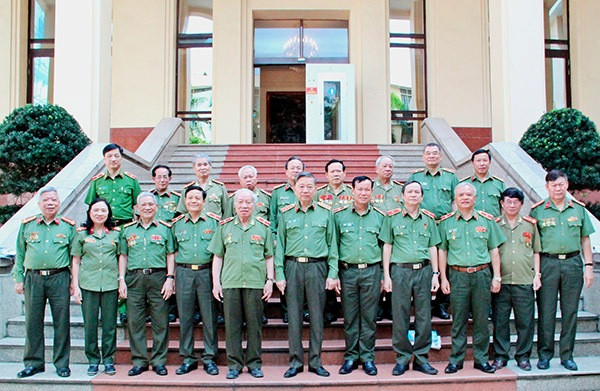 Bộ trưởng Tô Lâm cùng các cán bộ Ban liên lạc cán bộ Công an chi viện chiến trường miền Nam thời kỳ kháng chiến chống Mỹ, cứu nước Bộ trưởng Tô Lâm cùng các cán bộ Ban liên lạc cán bộ Công an chi viện chiến trường miền Nam thời kỳ kháng chiến chống Mỹ, cứu nước