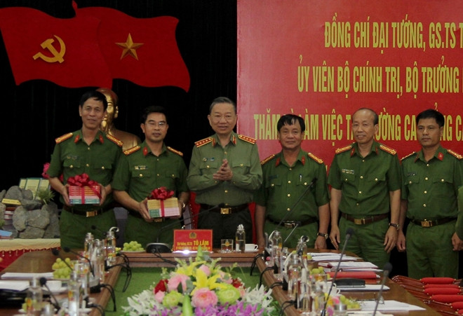 Bộ trưởng Tô Lâm tặng sách cho Ban giám hiệu Trường Cao đẳng CSND I