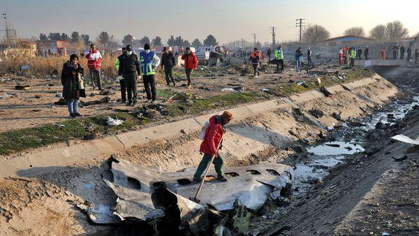 Hiện trường vụ máy bay Ukraine rơi ở khu vực phía Nam thủ đô Tehran, Iran ngày 8-1-2020