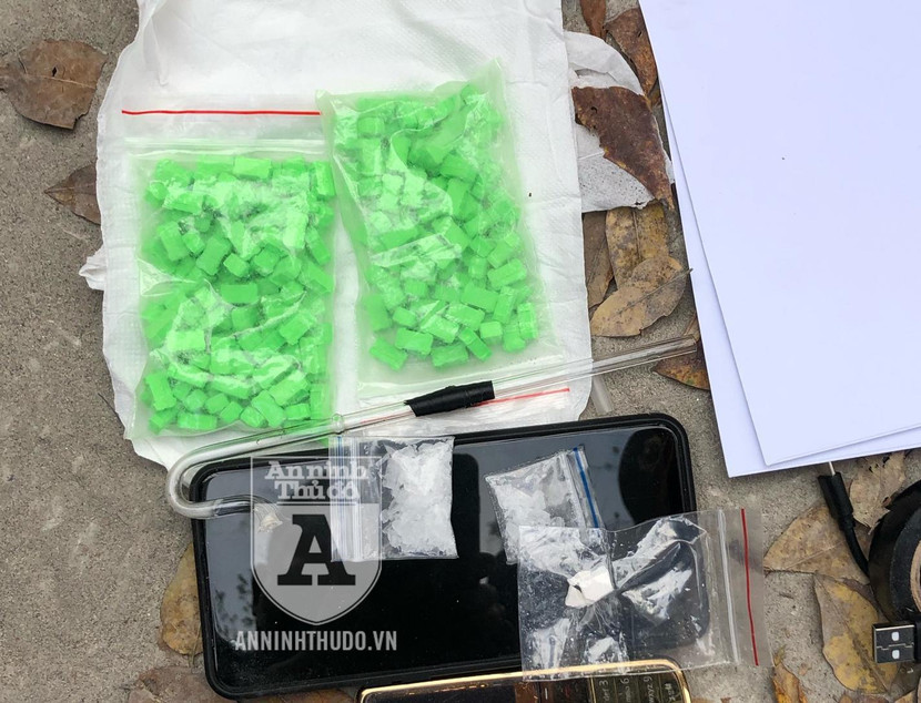 Các gói ma túy được phát hiện trong chiếc túi mà đối tượng cố gắng phi tang Các gói ma túy được phát hiện trong chiếc túi mà đối tượng cố gắng phi tang