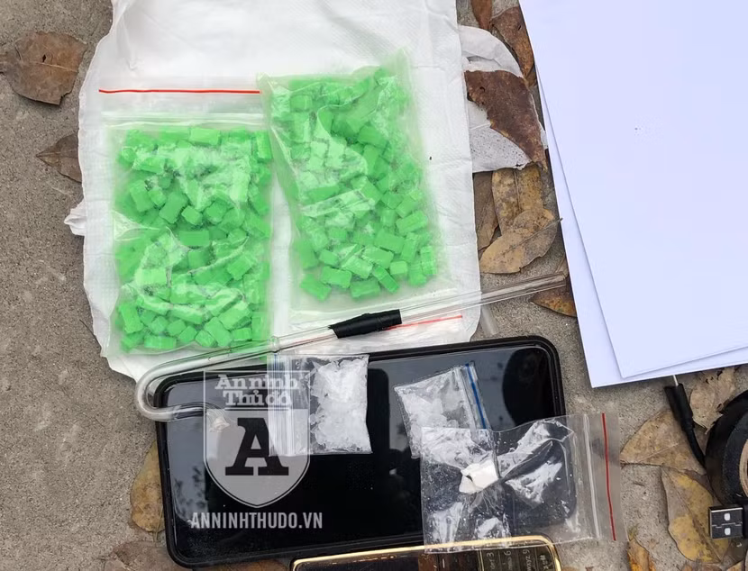 Các gói ma túy được phát hiện trong chiếc túi mà đối tượng cố gắng phi tang