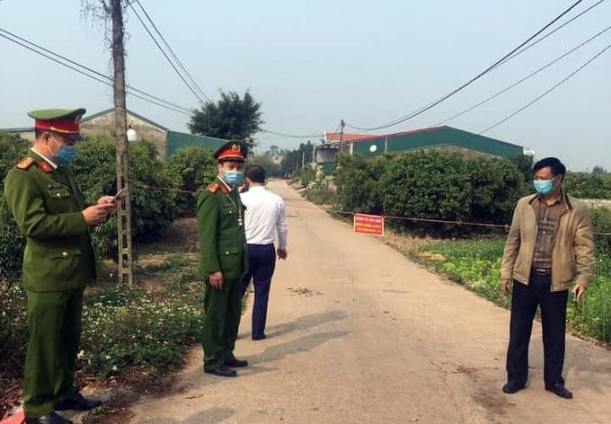 Lực lượng chức năng ở Lục Ngạn lập chốt phong tỏa nơi có dịch Lực lượng chức năng ở Lục Ngạn lập chốt phong tỏa nơi có dịch