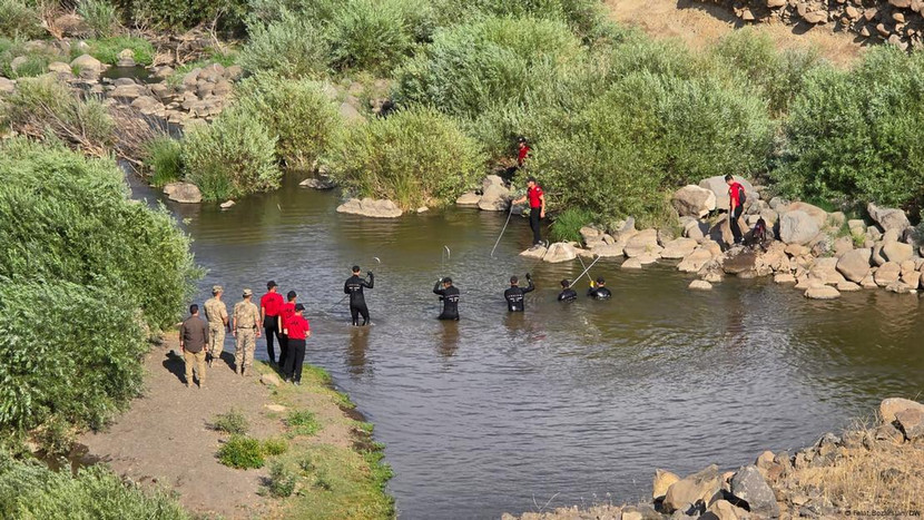 Thi thể của bé gái Narin, 8 tuổi được tìm thấy bên cạnh con sông này