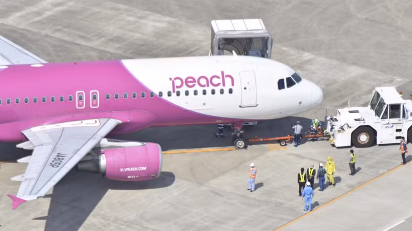 Máy bay đã phải hạ cánh khẩn cấp để đưa 1 hành khách không đeo khẩu trang ra ngoài