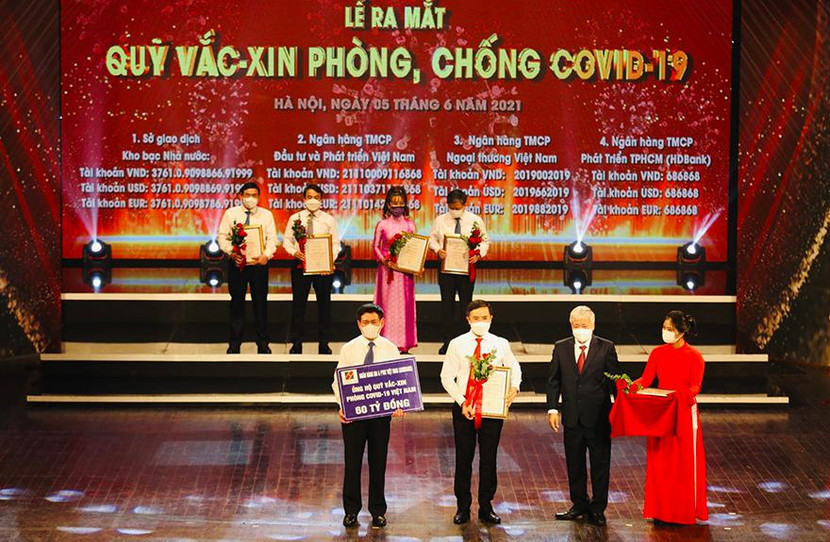 Ông Phạm Đức Ấn - Bí thư Đảng ủy, Chủ tịch HĐTV Agribank trao ủng hộ 60 tỷ đồng cho Quỹ Vaccine phòng chống Covid-19