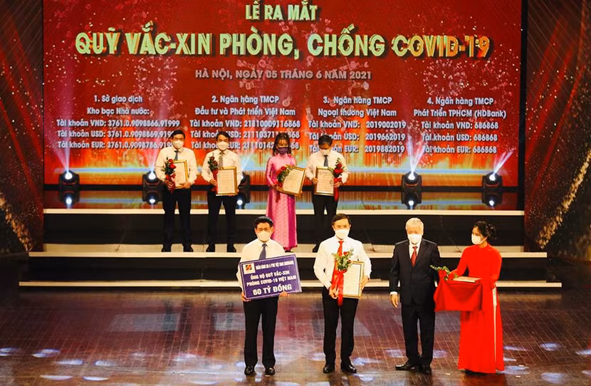 Chủ tịch HĐTV Agribank Phạm Đức Ấn trao ủng hộ 60 tỷ đồng cho Quỹ vaccine phòng chống Covid-19