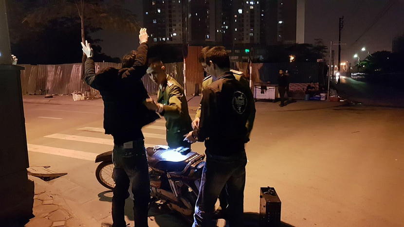Lực lượng CSHS - CATP Hà Nội kiểm tra hành chính đối tượng nghi vấn ban đêm tại địa bàn vắng