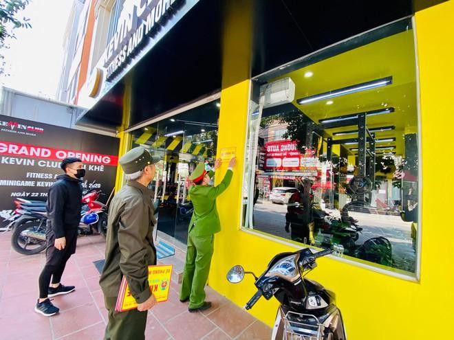 Lực lượng Công an đóng biển cảnh báo tội phạm trộm cắp tài sản tại nơi công cộng, để nhân dân nâng cao cảnh giác