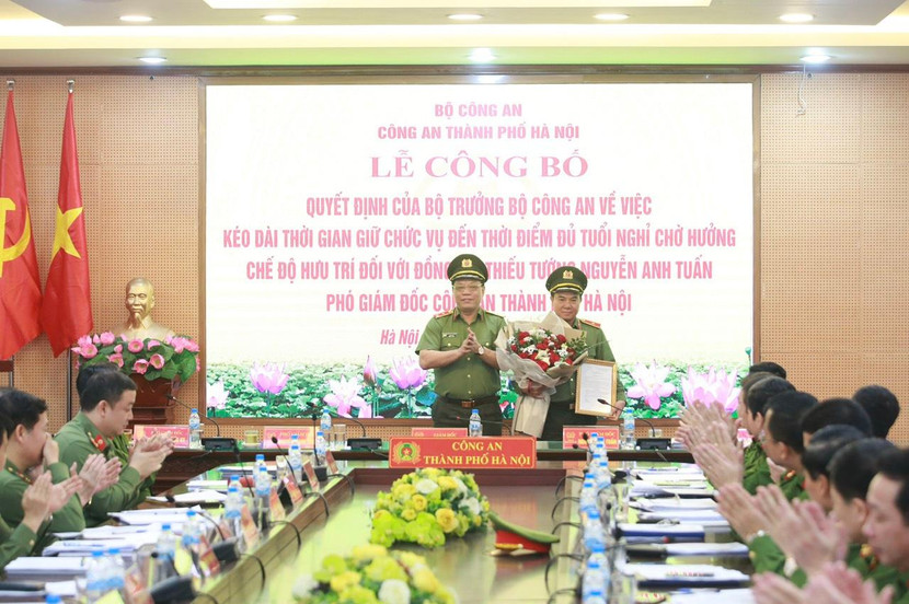 Trung tướng Nguyễn Hải Trung, Ủy viên Ban Thường vụ Thành ủy, Bí thư Đảng ủy, Giám đốc CATP Hà Nội thừa ủy quyền của Bộ trưởng Bộ Công an trao Quyết định về việc kéo dài thời gian giữ chức vụ đến thời điểm đủ tuổi nghỉ chờ hưởng chế độ hưu trí cho Thiếu tướng Nguyễn Anh Tuấn, Phó Giám đốc CATP Hà Nội Trung tướng Nguyễn Hải Trung, Ủy viên Ban Thường vụ Thành ủy, Bí thư Đảng ủy, Giám đốc CATP Hà Nội thừa ủy quyền của Bộ trưởng Bộ Công an trao Quyết định về việc kéo dài thời gian giữ chức vụ đến thời điểm đủ tuổi nghỉ chờ hưởng chế độ hưu trí cho Thiếu tướng Nguyễn Anh Tuấn, Phó Giám đốc CATP Hà Nội