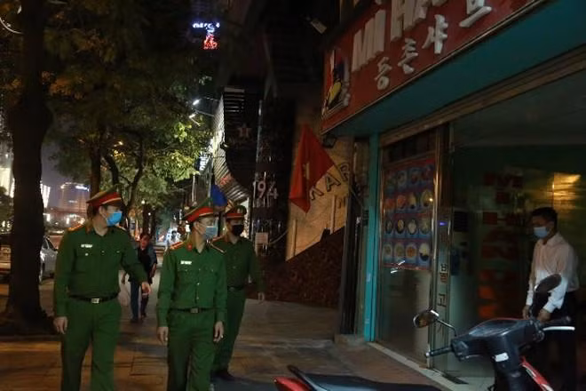 Công an Hà Nội tăng cường tuần tra đêm, nhắc nhở người dân chú ý khóa cửa cẩn thận trước khi đi ngủ, phòng ngừa kẻ gian đột nhập trộm cắp tài sản