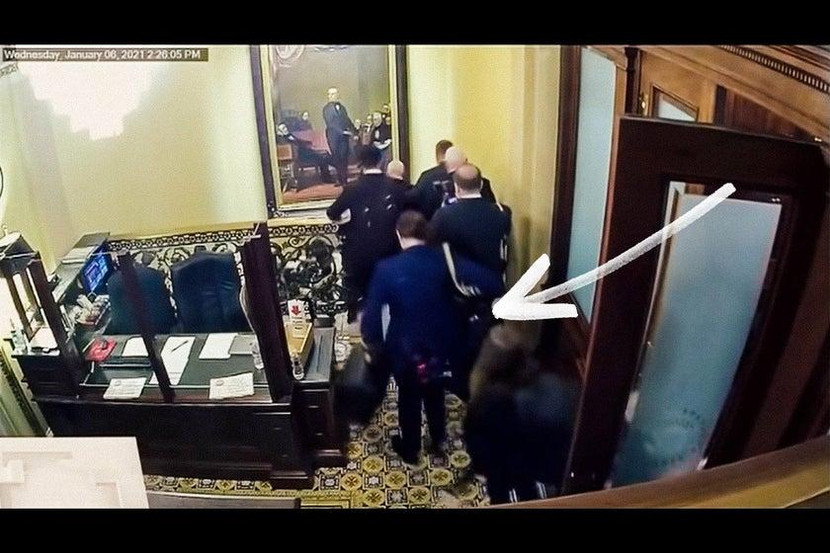 Viên phụ tá được cho là mang theo vali hạt nhân rời khỏi tòa nhà Quốc hội hôm 6-1