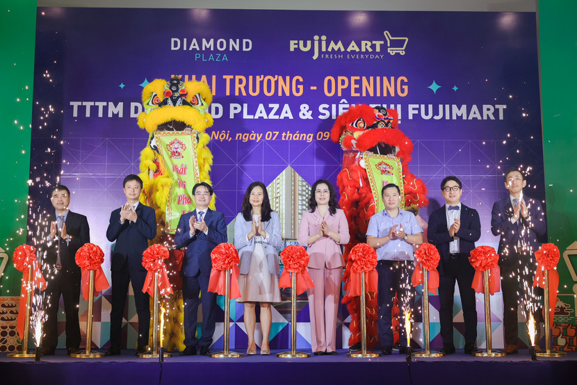 Các đại biểu cắt băng khai trương trung tâm thương mại cao cấp Diamond Plaza và siêu thị FujiMart Các đại biểu cắt băng khai trương trung tâm thương mại cao cấp Diamond Plaza và siêu thị FujiMart