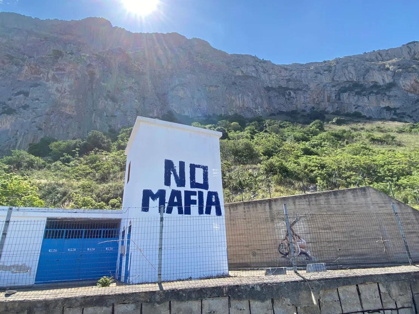 Một biển báo chống mafia ở thị trấn Capaci, Sicily Một biển báo chống mafia ở thị trấn Capaci, Sicily