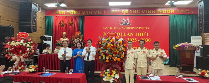 Các đồng chí lãnh đạo phường chúc mừng Đại hội