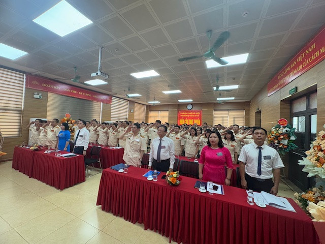 Các đại biểu thực hiện nghi thức chào cờ trước khai mạc Đại hội