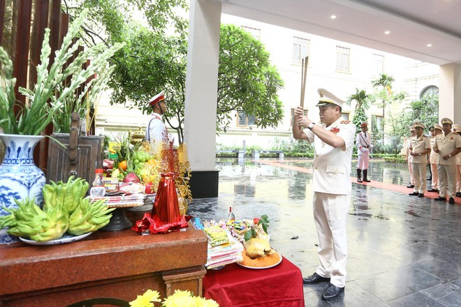 Trung tướng Nguyễn Thanh Tùng - Uỷ viên Ban Thường vụ Thành ủy, Bí thư Đảng ủy, Giám đốc CATP dâng hương tưởng niệm các Anh hùng liệt sỹ