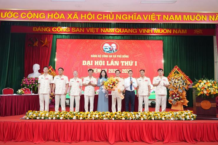 Các đồng chí lãnh đạo xã chúc mừng thành công của Đại hội
