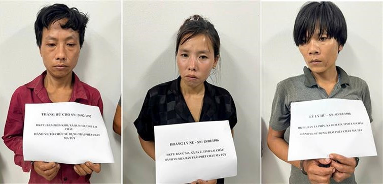 Lỳ Lỳ Hừ (ngoài cùng bên phải) và 2 đối tượng trong vụ án