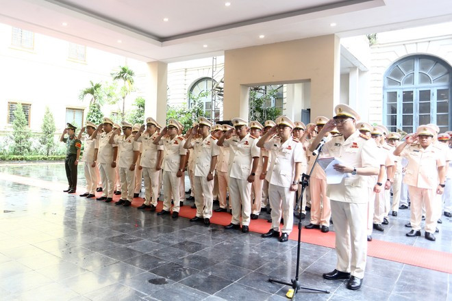 Đoàn đại biểu mặc niệm tưởng nhớ, tri ân các anh hùng liệt sỹ Công an Thủ đô