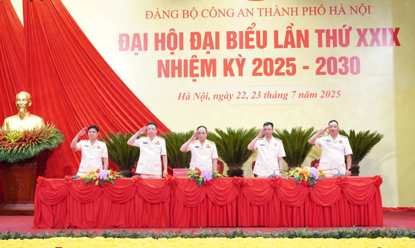 Bầu Đoàn Chủ tịch gồm 5 đồng chí