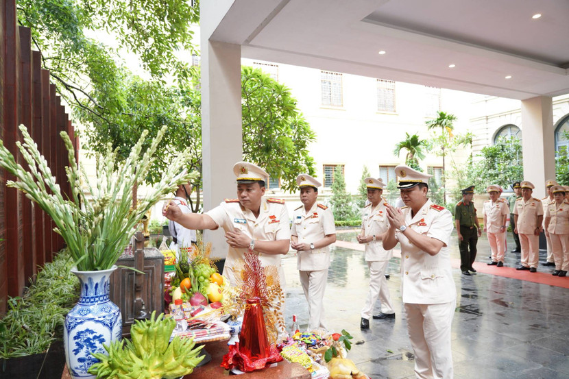 Các đồng chí trong Đảng ủy, Ban Giám đốc CATP dâng hương tưởng nhớ các Anh hùng, liệt sỹ Công an Thủ đô.