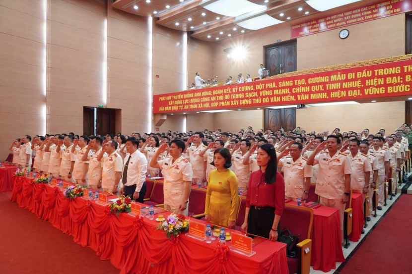 Ngay sau lễ dâng hương, dâng hoa, các đại biểu dự Phiên họp trù bị Đại hội Đảng bộ CATP Hà Nội lần thứ XXIX, nhiệm kỳ 2025-2030 tại hội trường lớn CATP