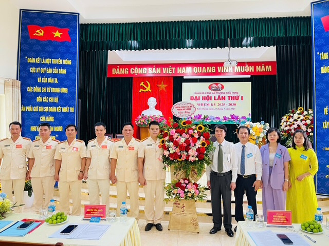 Các đồng chí lãnh đạo Đảng ủy, HĐND, UBND và Ủy ban MTTQ phường Kiến Hưng chúc mừng thành công Đại hội Các đồng chí lãnh đạo Đảng ủy, HĐND, UBND và Ủy ban MTTQ phường Kiến Hưng chúc mừng thành công Đại hội