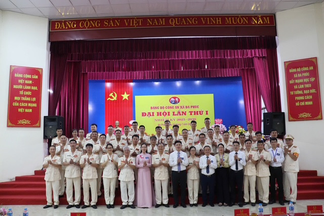 Lãnh đạo xã chúc mừng thành công Đại hội Lãnh đạo xã chúc mừng thành công Đại hội