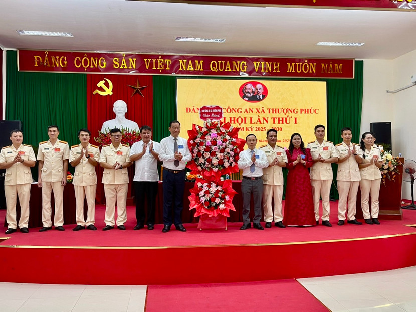 Lãnh đạo Đảng ủy, HĐND, UBND, Ủy ban MTTQ xã Thượng Phúc chúc mừng đại hội