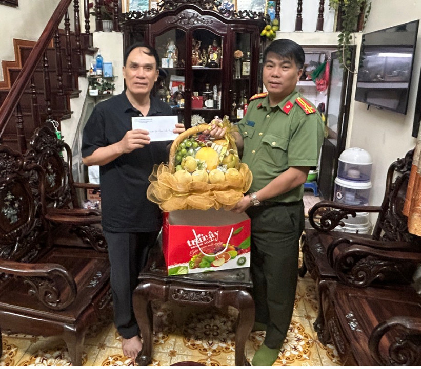 Thượng tá Đỗ Sỹ Dũng – Trưởng CAP Giảng Võ thăm hỏi, động viên đồng chí Phạm Văn Hoành Thượng tá Đỗ Sỹ Dũng – Trưởng CAP Giảng Võ thăm hỏi, động viên đồng chí Phạm Văn Hoành