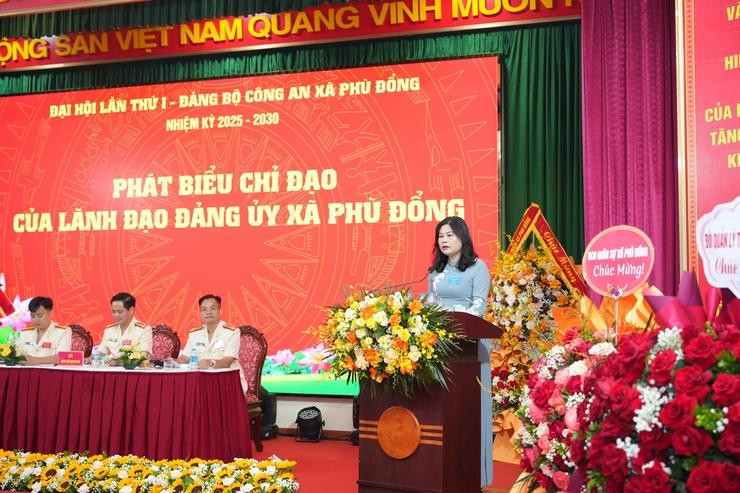Đồng chí Đặng Thị Huyền – Bí thư Đảng ủy, Chủ tịch HĐND xã phát biểu tại Đại hội