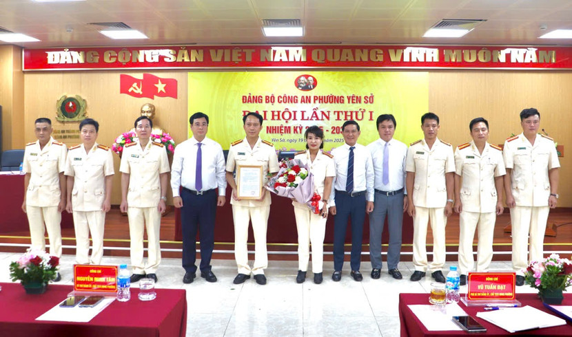 Lãnh đạo Đảng ủy, HĐND, UBND, Ủy ban MTTQ phường chúc mừng Đại hội