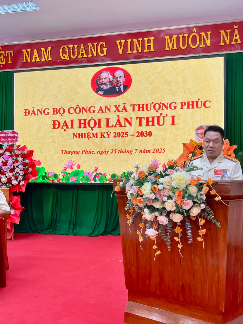 Trung tá Nguyễn Anh Đức – Bí thư Đảng ủy, Trưởng Công an xã Thượng Phúc phát biểu tại đại hội
