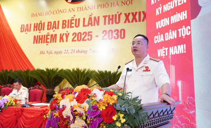 Đại tá Nguyễn Thành Long - Phó Giám đốc, thành viên Đoàn Chủ tịch phát biểu tại Phiên họp trù bị...